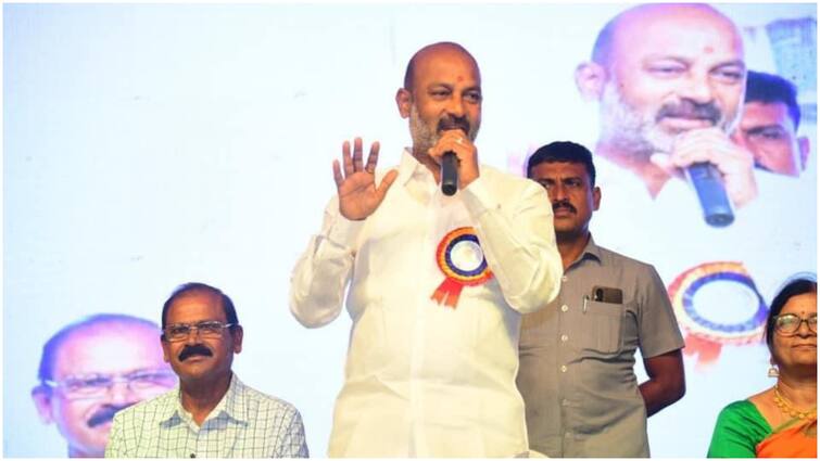 BJP MP Bandi Sanjay Kumar called on a One-day hunger strike with the name of Raithu Diksha Bandi Sanjay Raithu Diksha: కలెక్టరేట్‌లో రైతు దీక్షకు అనుమతి నిరాకరణ- సంజయ్ ఆఫీస్‌ వద్ద ఏర్పాట్లు