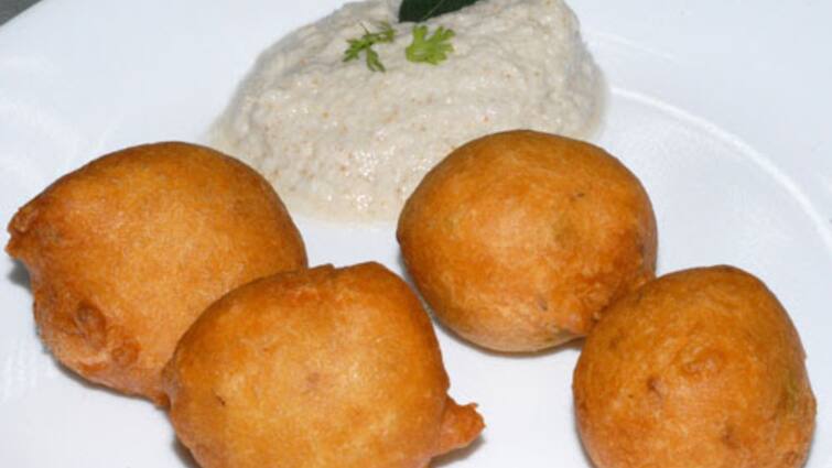 Mysore Bonda Recipe : Mysore Bonda, coconut chutney is a deadly combination.. Have you tried it?