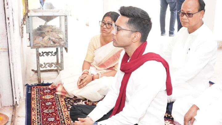 কোচবিহারের রাজ পরিবারের দেবতা মদনমোহন। কোচবিহারবাসীরও প্রাণের ঠাকুর তিনি। তাই মদনমোহন মন্দিরে পুণ্যার্থীদের ভিড় লেগেই থাকে। ছবি: তৃণমূলের সোশ্যাল মিডিয়া অ্যাকাউন্ট থেকে সংগৃহীত।