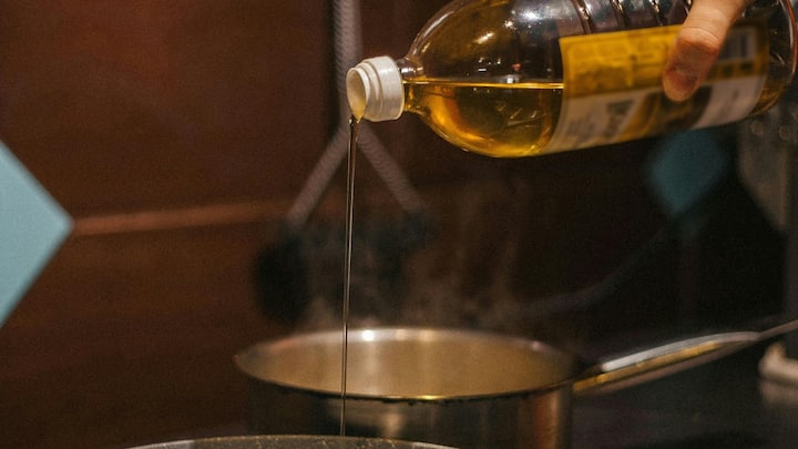 Oil for Cooking : लोक स्वयंपाकासाठी विविध प्रकारचे तेल वापरतात.पण तुम्हाला माहित आहे का की हे तेल जास्त वेळ गरम करणे आरोग्यासाठी घातक ठरू शकते.