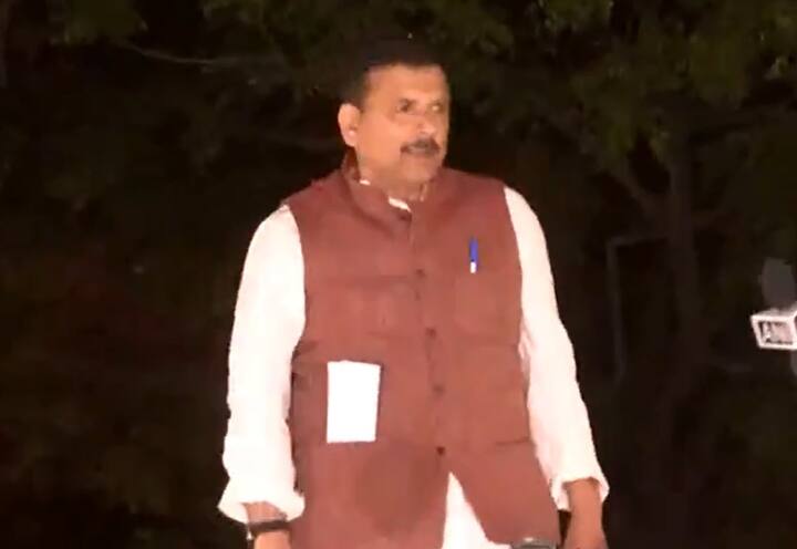 इसके अलावा, राघव चड्ढा ने संजय सिंह की रिहाई पर केवल तीन शब्दों का ट्वीट कर खुशी जताई, उन्होंने लिखा, 'संजय सिंह ज़िंदाबाद'