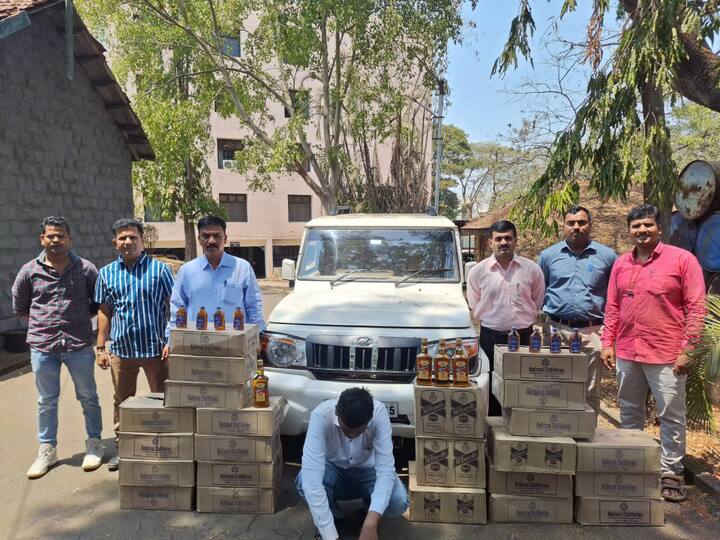 Liquor worth 7 84 lakhs from Goa seized in Kolhapur border State Excise Department s big action marathi news Kolhapur : कोल्हापुरात गोव्याहून येणारी 7.84 लाखांची अवैध दारू जप्त, राज्य उत्पादन शुल्क विभागाची मोठी कारवाई