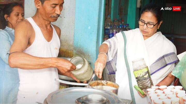 ममता बनर्जी ने वहां दुकान पर चाय बनाई और इस दौरान दुकानदार ने उनकी हल्की-फुल्की (सामान आदि देने में) मदद की.