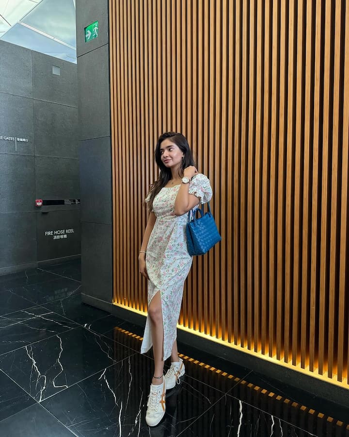 She was seen wearing a white floral dress with side slit.