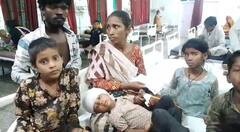 महोबा में आरपीएफ के जवानों का अमानवीय कृत्य, स्टेशन के बाहर खाना खा रहे गरीब लोगों से की मारपीट