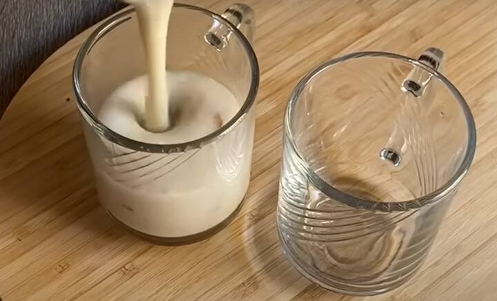 செய்முறை : முதலில் அகல கடாயில் நெய் சேர்த்து உருகியதும் ரவையை சேர்த்து மிதமான தீயில் 3 நிமிடம் வறுத்து கொள்ளவும். அதில் தண்ணீர் சேர்த்து ரவையை வேகவைக்கவும்.