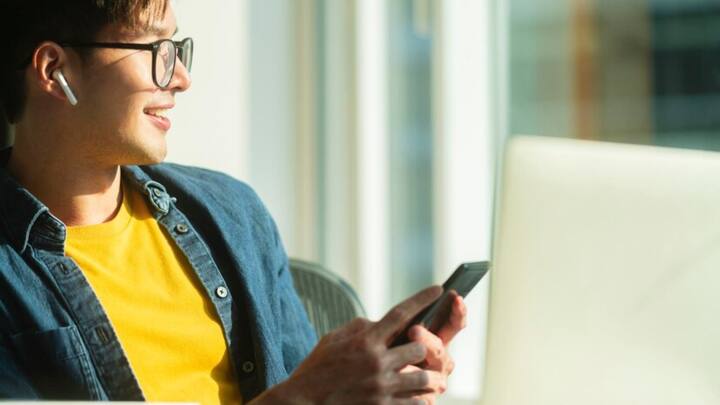 ফোনকে সরাসরি সূর্যের আলো থেকে দূরে রাখুন। তুলনায় ঠান্ডা কিন্তু শুষ্ক জায়গায় ফোন রাখুন।(ছবি সৌজন্য - ফ্রিপিক)