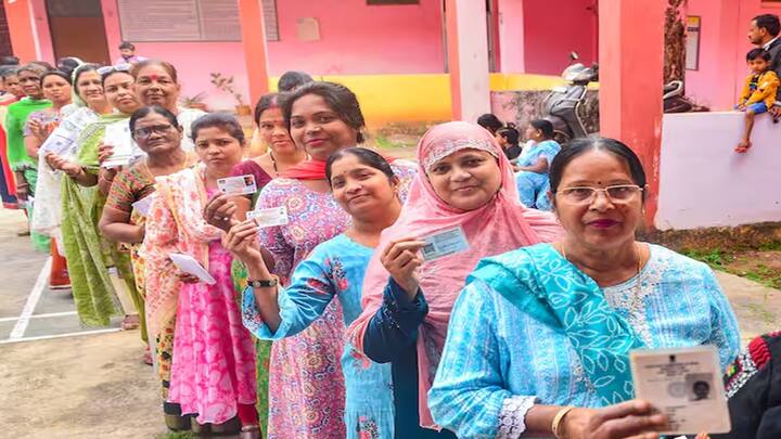 તમે ટોલ ફ્રી નંબર ડાયલ કરીને મતદાર કાર્ડ સંબંધિત દરેક માહિતી મેળવી શકો છો. તમે મતદાર હેલ્પલાઇન નંબર 1950 પર કૉલ કરી શકો છો.