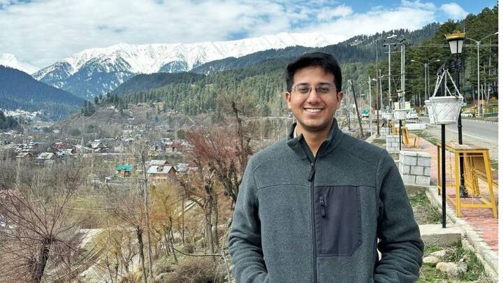 ডাক্তারি ছেড়ে সিভিল সার্ভিসে এসেছেন ময়ূর। একবারের চেষ্টাতেই পাশ করেছেন ইউপিএসসি পরীক্ষা। কেমন ছিল তাঁর সাফল্যের আড়ালের কাহিনি ? ছবি- ইনস্টাগ্রাম