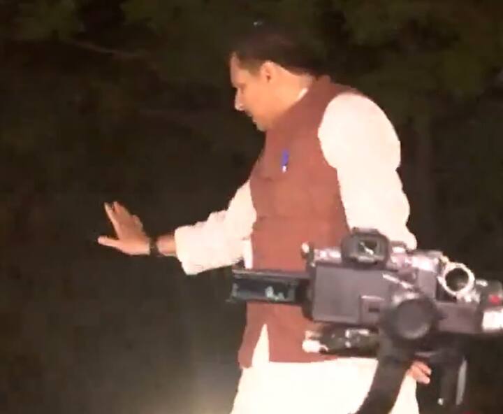 वहीं, स्वाति मालीवाल ने कहा कि संजय सिंह के बाहर आने से आज हर आम आदमी पार्टी कार्यकर्ता भावुक है. 6 महीने तक जेल की सलाखें उनका हौसला नहीं तोड़ पाई.