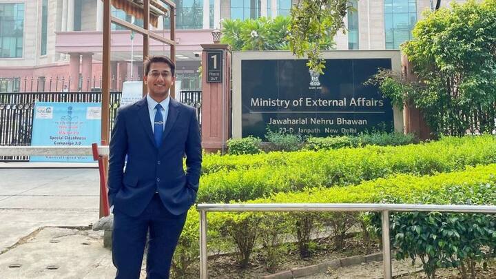 ২০২০ সালে গুয়াহাটি মেডিকেল কলেজ থেকে এমবিবিএস পাশ করার পর ইউপিএসসি পরীক্ষায় বসেন ময়ূর হাজারিকা। ছবি- ইনস্টাগ্রাম