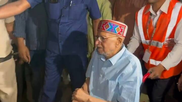 BJP leader Sushil Kumar Modi reached Patna after undergoing cancer treatment at Delhi AIIMS Sushil Modi Cancer: व्हील चेयर और बेल्ट, दिल्ली AIIMS में जांच कराने के बाद पटना पहुंचे सुशील मोदी
