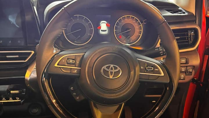 टोयोटा टेजर में 9-इंच का टचस्क्रीन इंफोटेनेमेंट सिस्टम लगा है. इस गाड़ी की डिस्प्ले पर कस्टमर को 360-डिग्री कैमरा, क्लाइमेट कंट्रोल, कनेक्टेड कार टेक्नोलॉजी जैसे फीचर भी मिलेंगे.