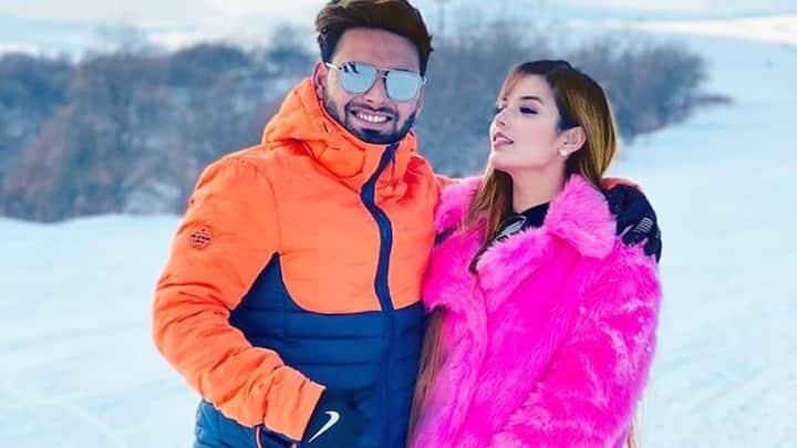 दरअसल ऋषभ पंत ईशा नेगी के साथ रिलेशनशिप में हैं. दोनों की कुछ तस्वीरें भी सोशल मीडिया पर वायरल हो चुकी हैं. जिसमें दोनों एक साथ नजर आ रहे हैं.