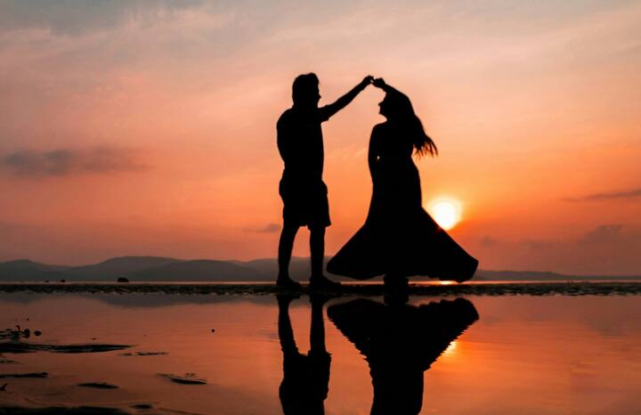 Relationship Tips lifestyle marathi news Going on honeymoon Do not make these 5 mistakes otherwise married life will destroy Relationship Tips : हनिमूनला जाताय? पण लक्षात ठेवा हं.. 'या' 5 चुका चुकूनही करू नका, अन्यथा वैवाहिक जीवनात येईल वादळ