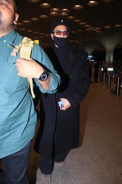 Ranveer Singh Pics: एयरपोर्ट पर रणवीर सिंह ने छुपाया मुंह, फैंस बोले- 'डॉन 3 का लुक छुपा रहे हैं'