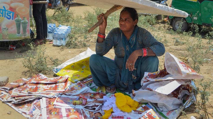 আগামীকাল অর্থাৎ বৃহস্পতিবার লু বইবে পুরুলিয়া, পশ্চিম বর্ধমান, ঝাড়গ্রাম, বাঁকুড়া, পূর্ব ও পশ্চিম মেদিনীপুরের এক বা দু জায়গায়। জারি করা হয়েছে হলুদ সতর্কতা।