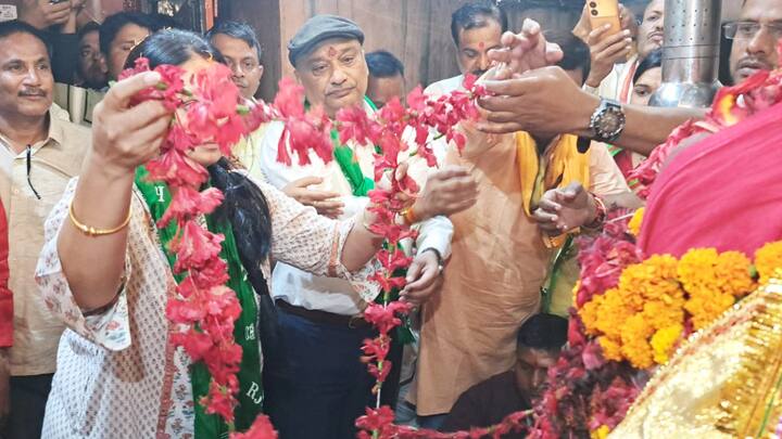 पटना से निकलने से पहले रोहिणी आचार्य ने लालू-राबड़ी का और भगवान का आशीर्वाद लिया था. इसके बाद मंगलवार की शाम छपरा में अंबिका भवानी मंदिर भी पहुंचीं. कहा जाता है कि यहां सबकी मनोकामना पूरी होती है.