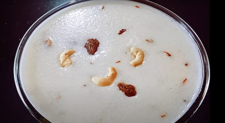 பின்பு சர்க்கரை, உப்பு, ஏலக்காய்த்தூள் சேர்த்து கலந்து விடவும்.