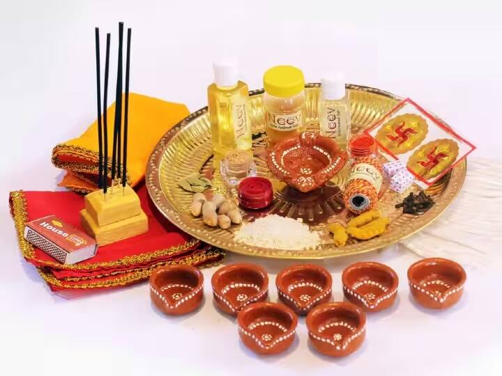 અમાસના દિવસે ઘરના ઈશાન ખૂણામાં એટલે કે ઉત્તર અને પૂર્વ દિશાની વચ્ચે દીવો પ્રગટાવવાથી પિતૃઓ અને માતા લક્ષ્મી બંનેની કૃપા પ્રાપ્ત થાય છે. પૈસાની સમસ્યા હલ થાય.