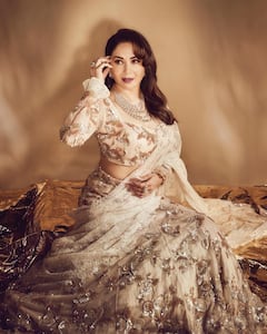 Madhuri Dixit : माधुरी दीक्षितची ग्लॅम स्टाईल, काळ्या साडीत खुललं सौंदर्य!