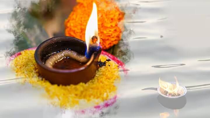 સોમવતી અમાસ પર સૂર્યાસ્ત પછી તળાવ કે નદીમાં લોટનો દીવો પ્રગટાવો. અમાવસ્યા પર પૂર્વજો પૃથ્વી પર આવે છે અને સૂર્યાસ્ત સમયે તેમની દુનિયામાં પાછા ફરે છે. પૂર્વજોની દુનિયામાં પાછા ફરતી વખતે તેમના માર્ગ પર કોઈ અંધકાર ન રહે તેની ખાતરી કરવા માટે, પૂર્વજો માટે દીવા પ્રગટાવવામાં આવે છે.