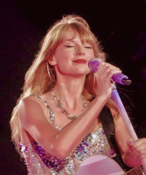 ਸਿੰਗਰ ਦੀ ਇਹ ਦੌਲਤ ਲਗਭਗ 35 ਦੇਸ਼ਾਂ ਦੀ ਜੀਡੀਪੀ ਤੋਂ ਵੱਧ ਹੈ। ਇਹ ਜਾਣ ਕੇ ਹਰ ਕੋਈ ਹੈਰਾਨ ਰਹਿ ਗਿਆ। ਇਸ ਦੇ ਨਾਲ ਹੀ ਪ੍ਰਸ਼ੰਸਕ ਵੀ ਟੇਲਰ ਦੀ ਖੂਬ ਤਾਰੀਫ ਕਰਦੇ ਨਜ਼ਰ ਆ ਰਹੇ ਹਨ।