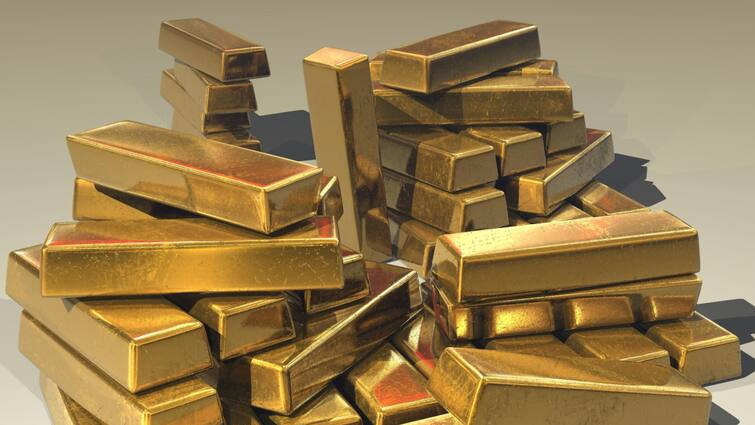 UP gold smugglers News 30 suspected gold smugglers escaped from Lucknow Airport Lucknow Airport Gold Smuggling: पुलिस को चकमा देकर फरार हुए 30 तस्कर, 3.5 करोड़ रुपये का सोना लेकर पहुंचे थे शारजाह से लखनऊ