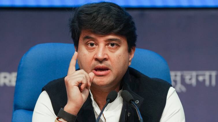 Lok Sabha Election 2024 MP Guna BJP Candidate Jyotiraditya scindia Question To Congress Digvijaya Singh On EVM Ballet Paper Lok Sabha Election 2024: EVM पर उठा सवाल तो ज्योतिरादित्य सिंधिया ने दिग्विजय सिंह से पूछा- 'जब कांग्रेस ने...'