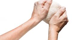 Health Tips: हाथों की कमजोर पकड़ इस जानलेवा बीमारियों के हैं संकेत, ऐसे करें दूर