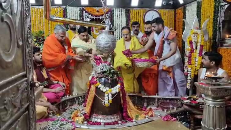 JP Nadda with family worship in Mahakaleshwar Temple with MP CM Mohan Yadav ann भगवान महाकाल के दरबार में जेपी नड्डा ने 10वीं बार नवाया शीश, पंडितों ने कराई यह विशेष पूजा