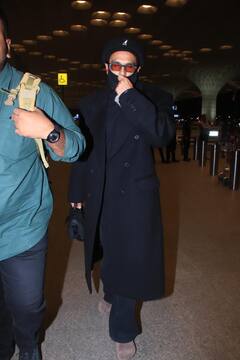 Ranveer Singh Pics: एयरपोर्ट पर रणवीर सिंह ने छुपाया मुंह, फैंस बोले- 'डॉन 3 का लुक छुपा रहे हैं'