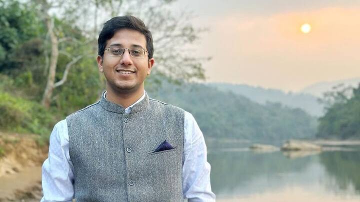 তেজপুরের ডন বসকো স্কুলে পড়াশোনা করেছেন ময়ূর হাজারিকা। তারপর ভর্তি হয়েছিলেন রামানুজন কলেজে। ময়ূরের বাবা ছিলেন পেশায় একজন ইঞ্জিনিয়ার এবং মা ছিলেন গৃহকর্ত্রী। ছবি- ইনস্টাগ্রাম