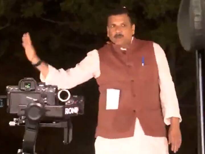 बता दें, संजय सिंह पहले सीएम अरविंद केजरीवाल की पत्नी सुनीता केजरीवाल से मिलेंगे और फिर पार्टी मुख्यालय जाकर कार्यकर्ताओं को संबोधित करेंगे.