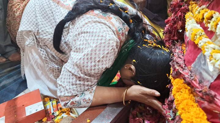 मां अंबिका भवानी शक्ति पीठ में से एक है. इस तस्वीर में मां भगवती को पैसा चढ़ाने के लिए उनके मुंहबोले मामा एमएलसी सुनील सिंह पैसा देते नजर आ रहे हैं.