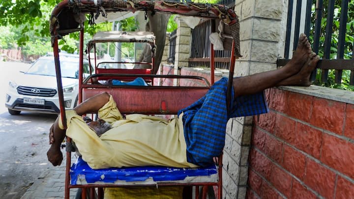 শুক্রবার এবং শনিবার পুরুলিয়া, দুই বর্ধমান, ঝাড়গ্রাম, বাঁকুড়া, দুই মেদিনীপুর, দুই ২৪ পরগনায় তাপপ্রবাহের পরিস্থিতি তৈরি হবে।