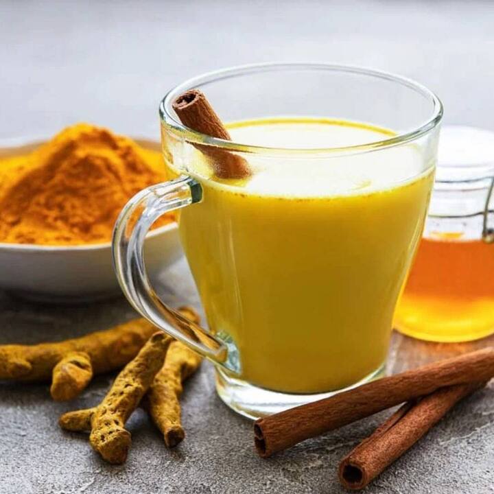 ਹਲਦੀ ਵਾਲਾ ਦੁੱਧ ਪੀਣ ਨਾਲ ਵੀ ਗੋਡਿਆਂ ਦੇ ਦਰਦ ਤੋਂ ਰਾਹਤ ਮਿਲਦੀ ਹੈ। ਹਲਦੀ ਵਾਲਾ ਦੁੱਧ ਮਾਸਪੇਸ਼ੀਆਂ ਦੇ ਦਰਦ ਤੋਂ ਵੀ ਰਾਹਤ ਦਿੰਦਾ ਹੈ। ਜੇਕਰ ਇਸ ਦੁੱਧ ਨੂੰ ਬਣਾਉਣ ਲਈ ਕੱਚੀ ਹਲਦੀ ਦੀ ਵਰਤੋਂ ਕੀਤੀ ਜਾਵੇ ਤਾਂ ਫਾਇਦਾ ਜ਼ਿਆਦਾ ਹੁੰਦਾ ਹੈ।
