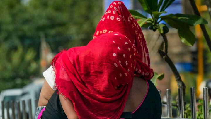 আজ হলুদ সতর্কতা জারি করা হয়েছে একাধিক জেলায়। দক্ষিণবঙ্গের পুরুলিয়া, পশ্চিম বর্ধমান, পশ্চিম মেদিনীপুরের এক বা দু জায়গায় তাপপ্রবাহের সতর্কতা জারি করা হয়েছে।