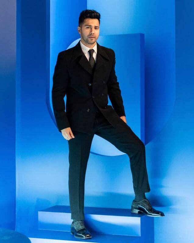 बॉलीवुड एक्टर वरुण धवन अजीबो-गरीब बीमारी का शिकार हो चुके हैं. एक्टर ने अपनी फिल्म ‘भेडिया’ के प्रमोशन के दौरान इस बात का खुलासा किया थाउन्होंने बताया था कि उन्हें वेस्टिबुलर हाइपोफंक्शन नाम की एक अजीब बीमारी है. इसमें इंसान अपने शरीर का बैलेंस खो देता है.