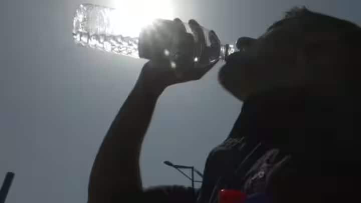 मौसम विभाग ने कहा कि उत्तरी और आतंरिक कर्नाटक में अगले पांच दिन तक हीट वेव की संभावना रहेगी. इसके अलावा आईएमडी ने बताया कि झारखंड, रायलसीमा और तटीय आंध्र प्रदेश में 4-6 अप्रैल के दौरान अलग-अलग स्थानों में उष्ण लहर की स्थिति बनी रह सकती है.