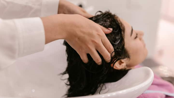 Summer Hair Care Routine: গরমকালে আমাদের মাথার তালু অর্থাৎ স্ক্যাল্পে ঘাম জমে যায়। সঠিকভাবে যদি স্ক্যাল্পের যত্ন নেওয়া না হয় তাহলে একাধিক সমস্যা দেখা দিতে পারে চুলে। এক্ষেত্রে কী কী করবেন, দেখে নিন।