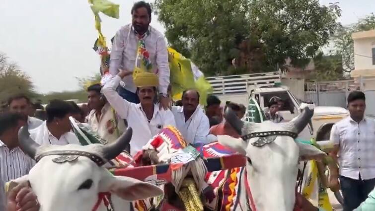 RLP Chief Hanuman Beniwal Rides Bullock Cart for for Lok Sabha Elections 2024 Campaign बैलगाड़ी पर सवार होकर चुनाव प्रचार पर निकले हनुमान बेनीवाल, RLP चीफ का वीडियो वायरल