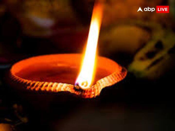 शनि को बलवान बनाने के लिए शनिवार के दिन पीपल के पेड़ पर सरसों का तेल का दीप जरूर जलाएं. ऐसा करने से शनि कुंडली में शनि की स्थिति मजबूत होती है.