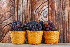 Red Grapes: दिल का ख्याल रखने से लेकर अच्छी स्किन तक, लाल अंगूर खाने के है फायदे ही फायदे