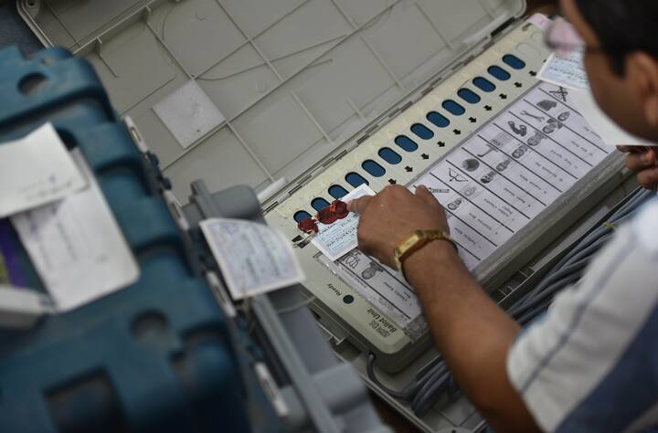 चुनाव से पहले आप ये जरूर चेक कर लें कि वोटर लिस्ट में आपका नाम है या नहीं, इसके लिए आप चुनाव आयोग की वेबसाइट पर जा सकते हैं.