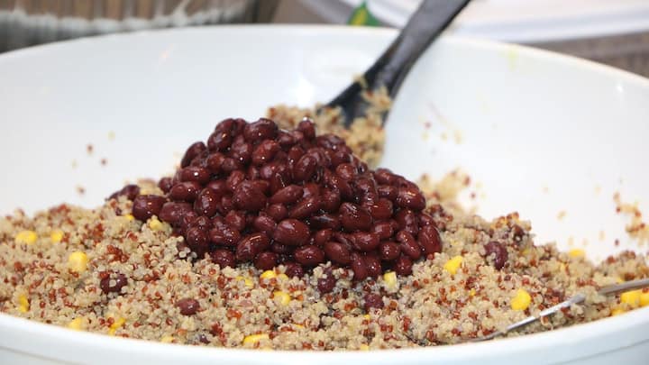 Quinoa Benefits: ஊட்டச்சத்து மிகுந்த குயினோவாவை தினமும் அளவோடு உணவில் சேர்த்து கொள்ளலாம்.