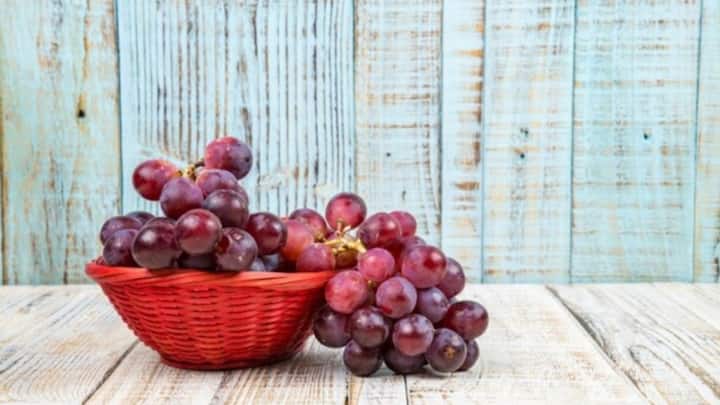Red Grapes Benefits: विदेशों में लाल अंगूर से बनी रेड वाइन काफी पी जाती है. अगर आपको लाल अंगूर को अपनी डाइट में शामिल करना है तो पहले इसके ढेर सारे फायदे जान लीजिए