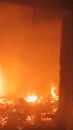 गाजियाबाद के कार शोरूम में लगी आग | ABP Shorts