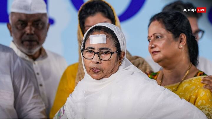 ममता बनर्जी ऐसे समय पर जलपाईगुड़ी पहुंचीं, जब वहां रविवार को भयानक तूफान आया था. इसमें कम से कम चार लोगों की मौत हो गई थी और 100 से अधिक घायल हुए थे.