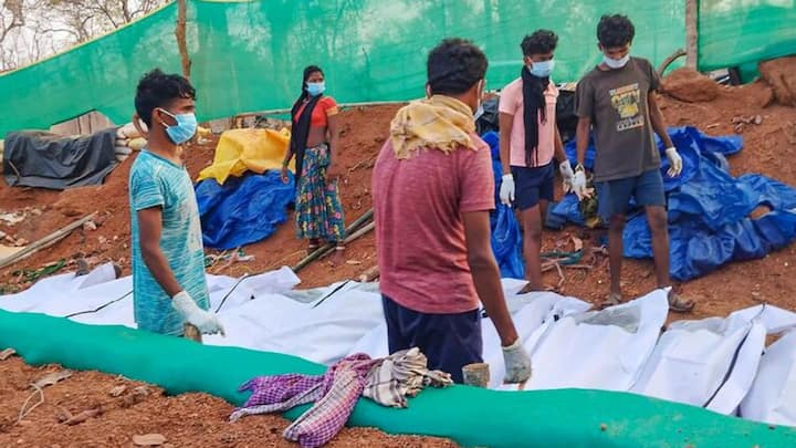 नक्सलियों के शव के साथ जवानों ने अत्याधुनिक हथियार भी बरामद किया है, जिसमें एलएमजी (लाइट मशीन गन) 303 बोर की राइफल, एक 12 बोर की  राइफल और भारी मात्रा में बीजीएल सेल्स, लॉन्चर हथियार और एक्सप्लोसिव के साथ ही नक्सलियों का दैनिक सामान भी बरामद किया है.